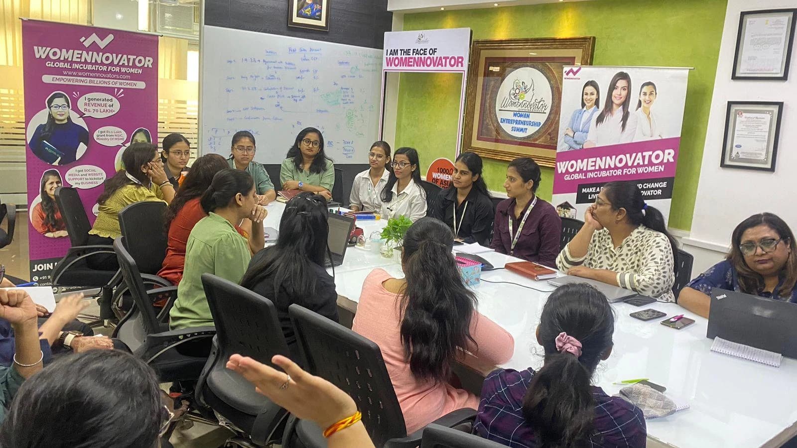 Participants in a Womennovator peer and mentor discussion